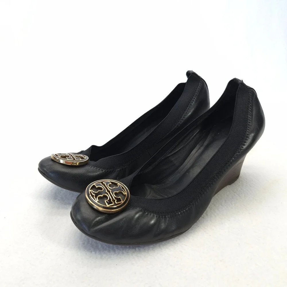 Tory Burch Sally Wedge Black Leather Gold Logo Medallion Pumps Heels 8.5